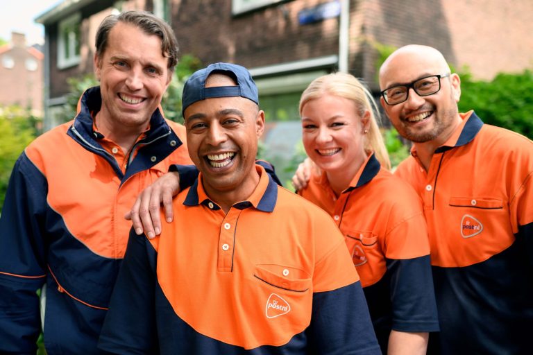 Campagnebeeld uit een wervingscampagne voor PostNL met daarop vier postbezorgers
