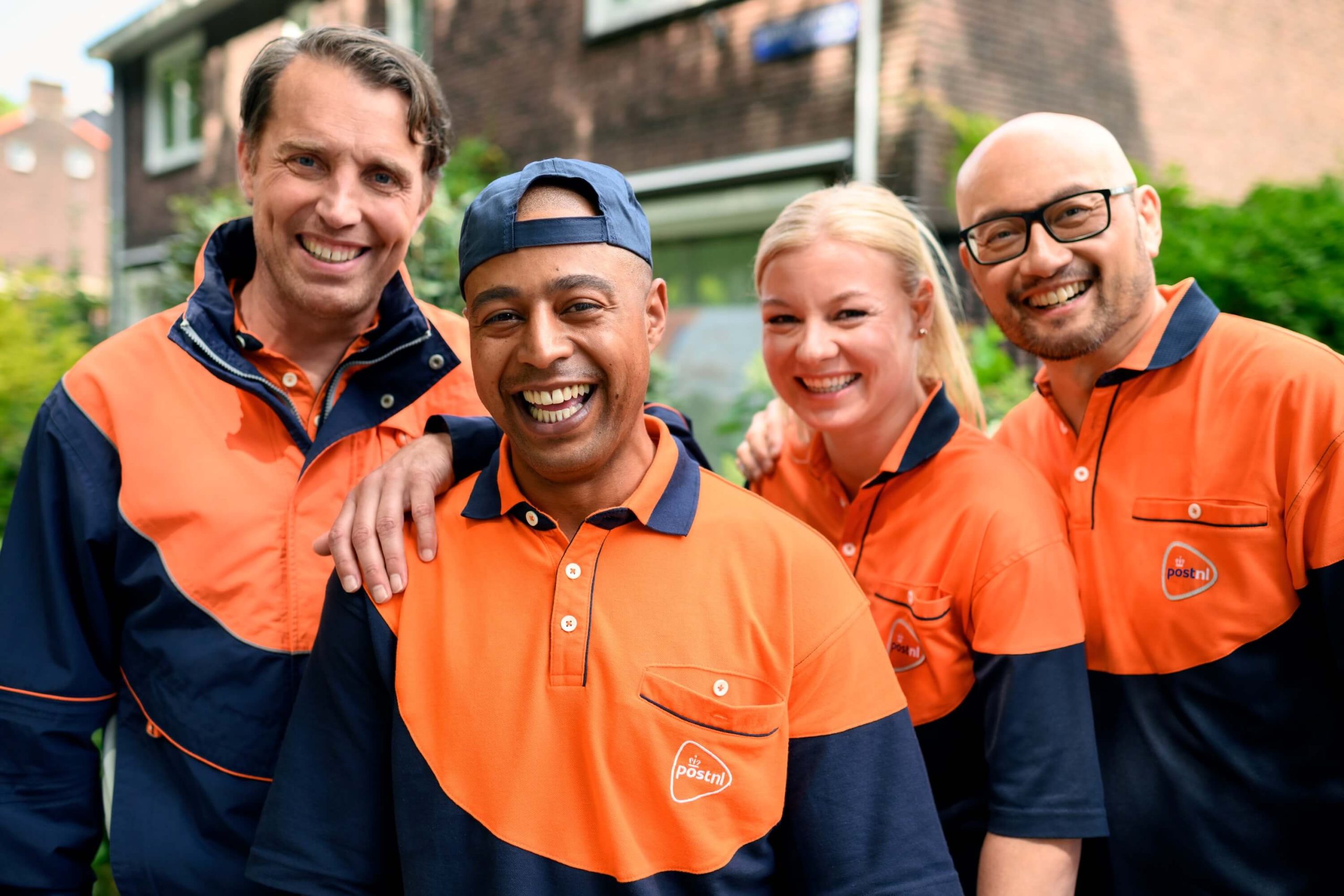 Campagnebeeld uit een wervingscampagne voor PostNL met daarop vier postbezorgers